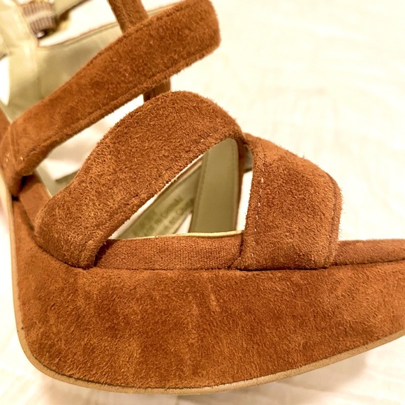 BCBG tan side Platform heel. - Picture 2 of 8